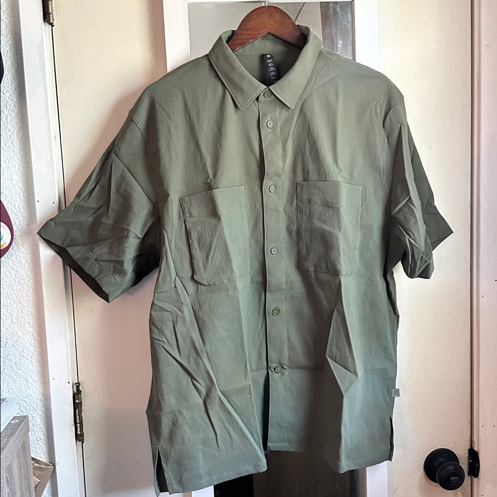 Relaxed-Fit Short Sleeve
Lululemon Athletica Green Button-Up Shirt